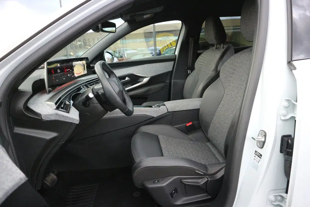 Peugeot 5008 1.2 Hybrid 136 AUT Allure 7PERSOONS 360CAM uit 2025, foto 14