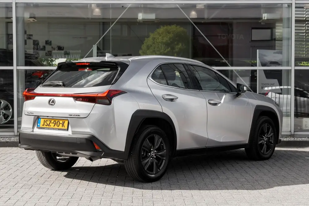 Lexus UX 250h uit 2023, foto 2