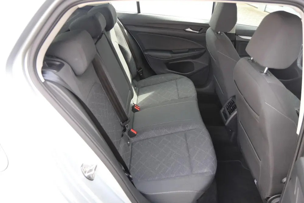 Volkswagen Golf 1.0 eTSI 110pk DSG Life | Navigatie | Achter uit 2024, foto 15