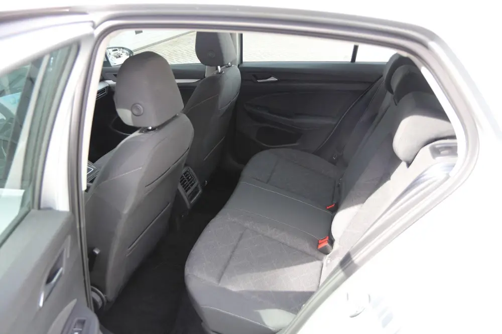 Volkswagen Golf 1.0 eTSI 110pk DSG Life | Navigatie | Achter uit 2024, foto 17