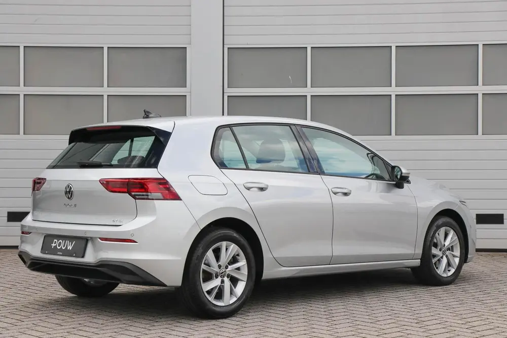 Volkswagen Golf 1.0 eTSI 110pk DSG Life | Navigatie | Achter uit 2024, foto 2