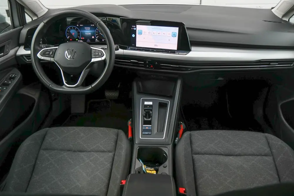 Volkswagen Golf 1.0 eTSI 110pk DSG Life | Navigatie | Achter uit 2024, foto 5