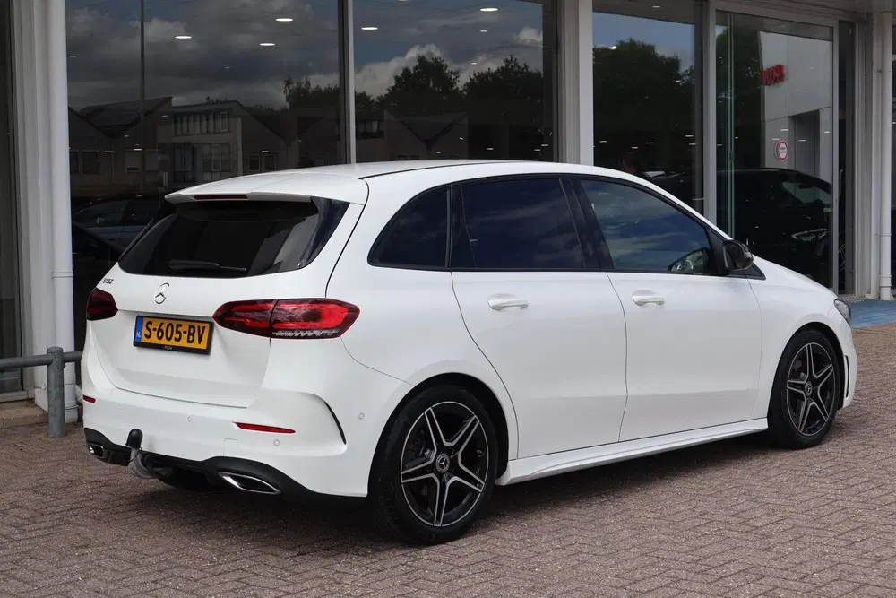 Mercedes-Benz B-Klasse 180 136pk Business Solution AMG uit 2023, foto 2