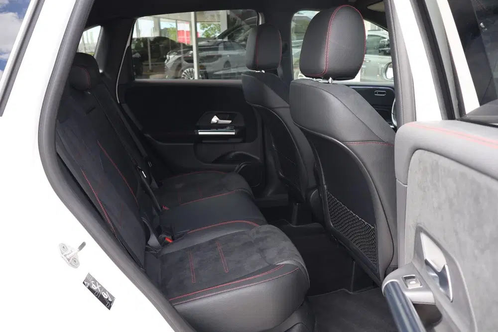 Mercedes-Benz B-Klasse 180 136pk Business Solution AMG uit 2023, foto 6