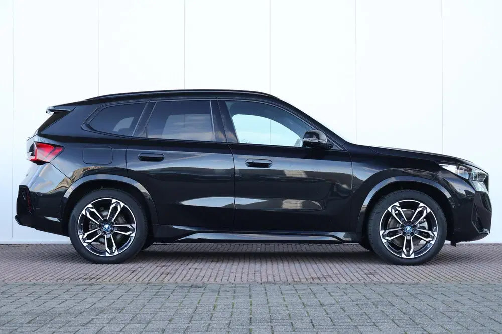 BMW iX1 xDrive30 Launch Edition 67 kWh uit 2023, foto 5