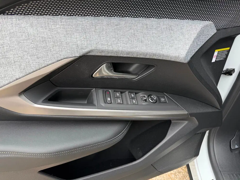 Peugeot 3008 1.2 Hybrid 145 GT NAVIGATIE uit 2025, foto 5