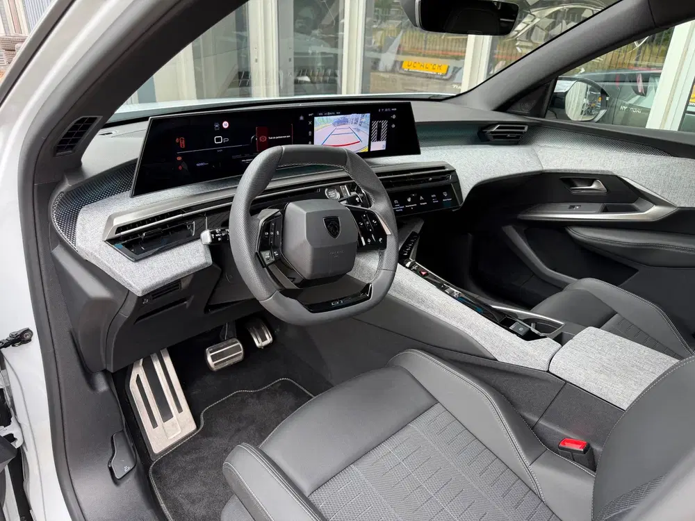 Peugeot 3008 1.2 Hybrid 145 GT NAVIGATIE uit 2025, foto 6
