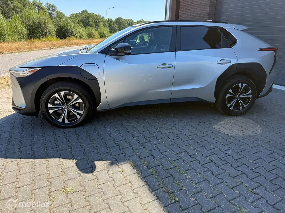 Toyota bZ4X Active 71 kWh 2023 uit 2023, foto 2
