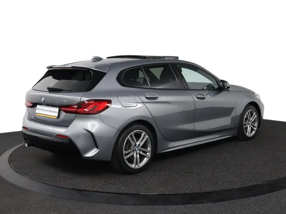 BMW 1-serie 118i Business Edition M Sport uit 2022, foto 2