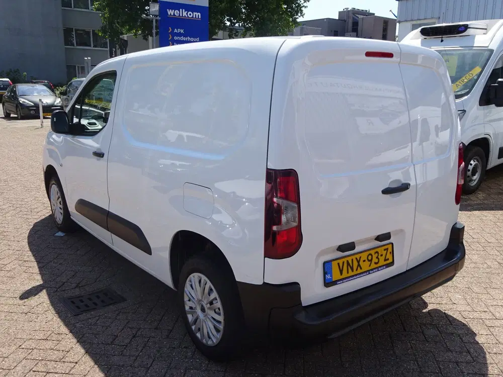 Peugeot Partner 1.2 PureTech Pro BENZINE AIRCO NAVI CRUISE uit 2022, foto 3