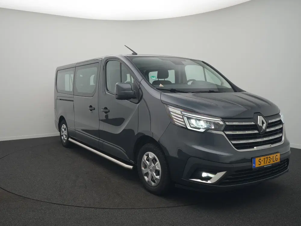 Renault Trafic 9 Persoons bus uit 2022, foto 2