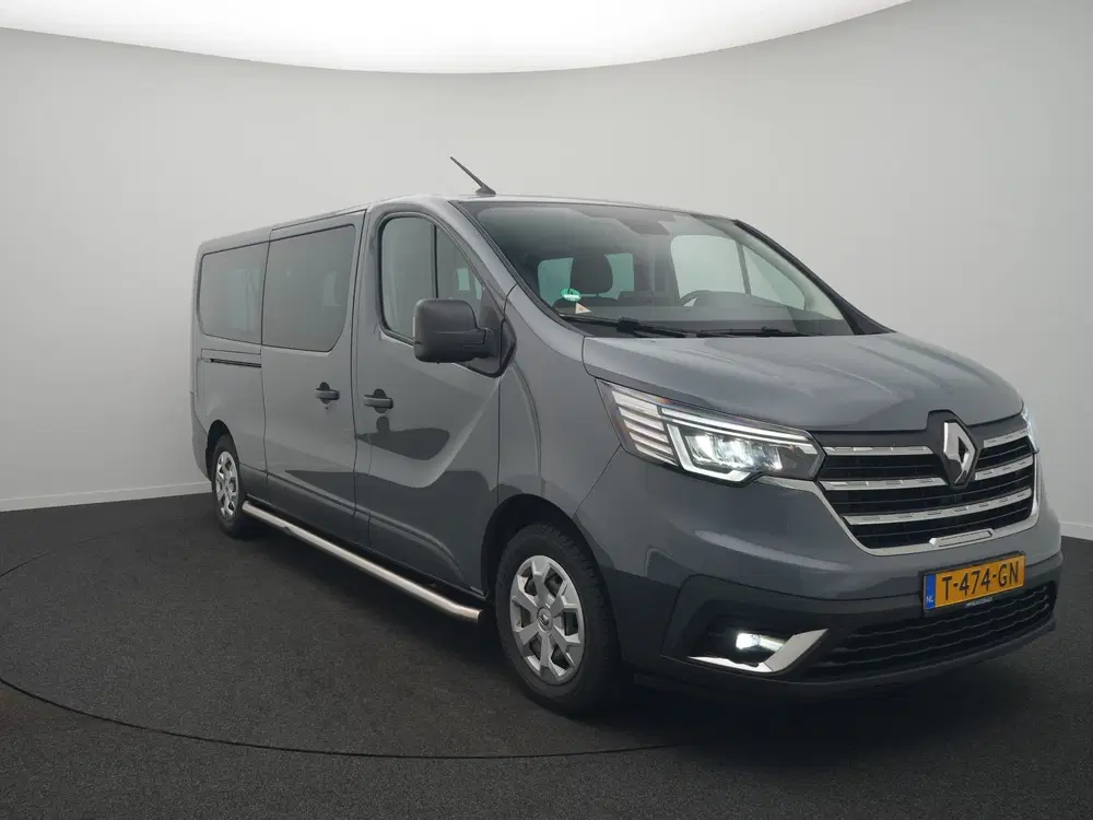 Renault Trafic 9 Persoons bus uit 2022, foto 2