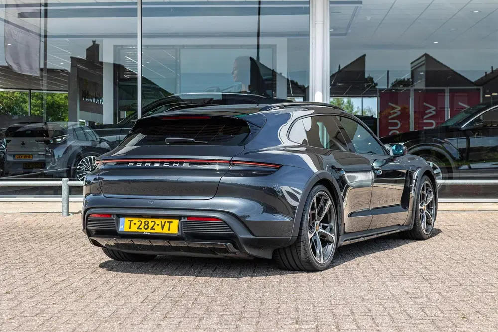 Porsche Taycan 4 381pk 93 kWh uit 2022, foto 2