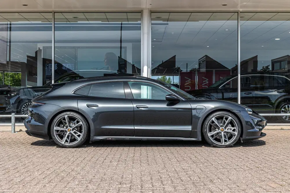 Porsche Taycan 4 381pk 93 kWh uit 2022, foto 3