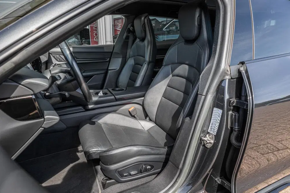 Porsche Taycan 4 381pk 93 kWh uit 2022, foto 4