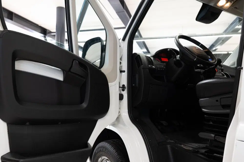 Peugeot Boxer 333 2.2 BlueHDi 140 L2H2 Asphalt Airco uit 2019, foto 16