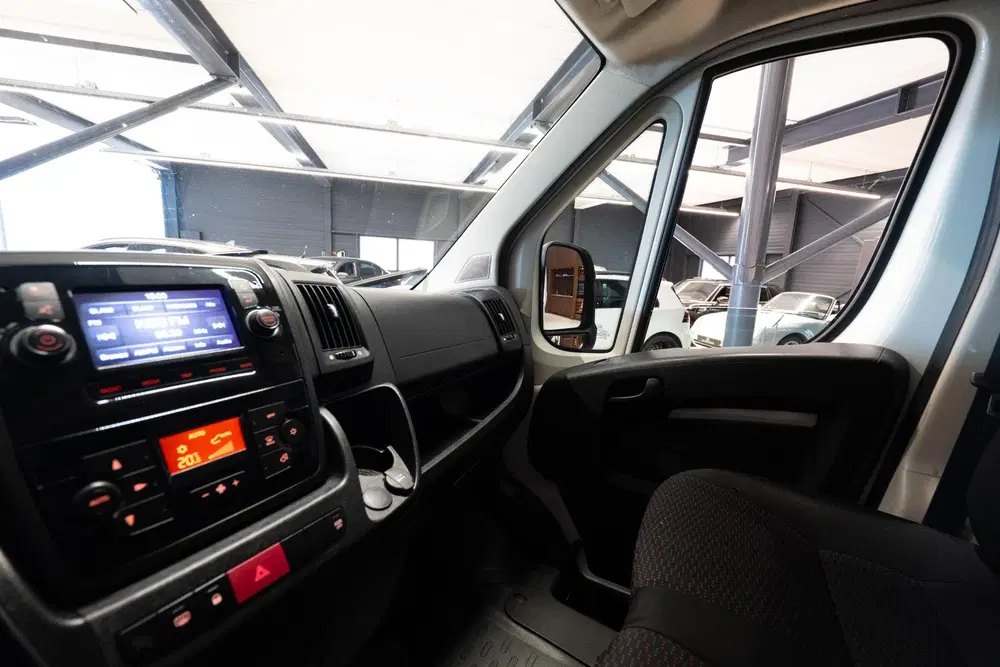 Peugeot Boxer 333 2.2 BlueHDi 140 L2H2 Asphalt Airco uit 2019, foto 20