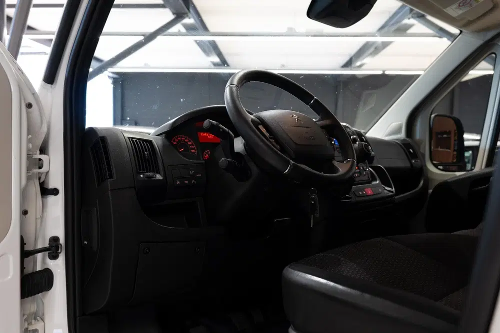 Peugeot Boxer 333 2.2 BlueHDi 140 L2H2 Asphalt Airco uit 2019, foto 3