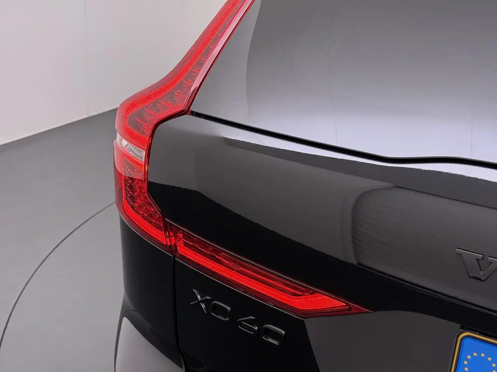 Volvo XC60 2.0 T6 Plug-in hybrid AWD Plus Dark DEALER uit 2024, foto 2