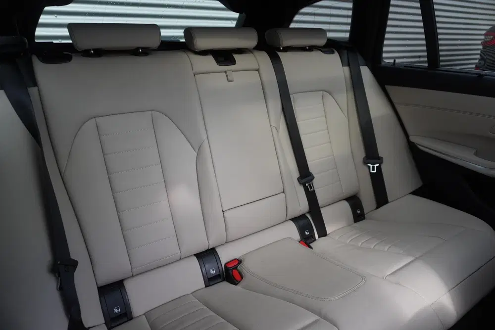 BMW 3-serie Touring 320e uit 2023, foto 10