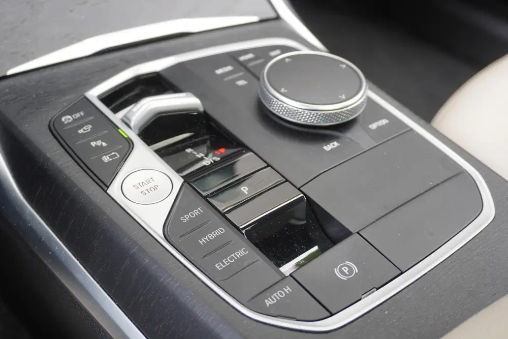 BMW 3-serie Touring 320e uit 2023, foto 12
