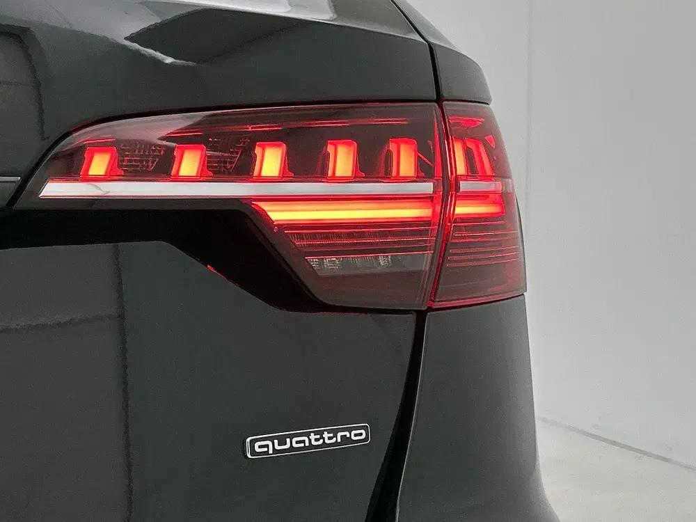 Audi A4 40 TFSI quattro S edition Competition uit 2022, foto 14