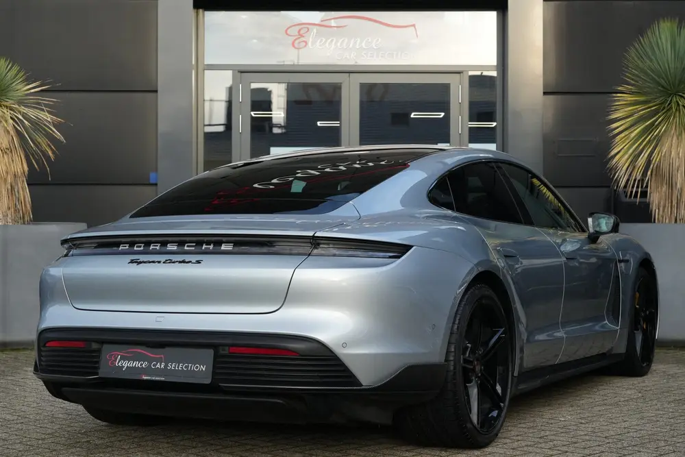 Porsche Taycan Turbo S uit 2020, foto 2