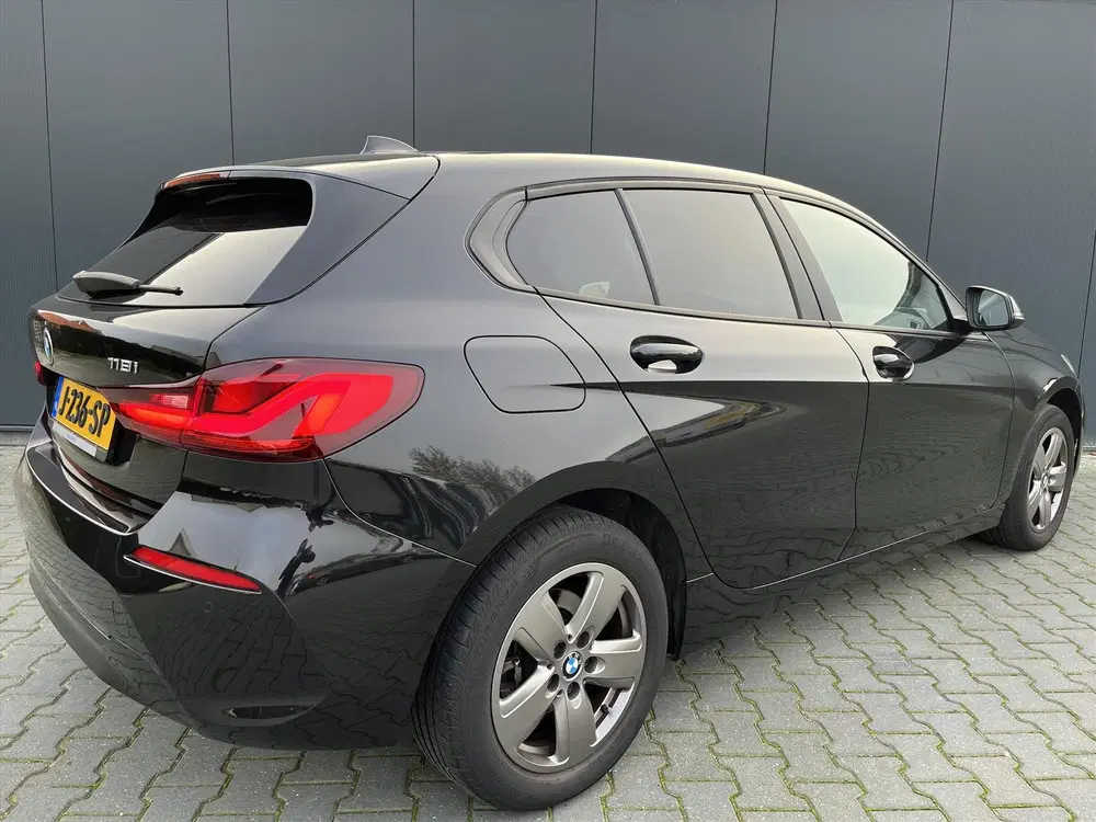 BMW 1-serie 118i 140 PK Executive Edition + NAVI + CLI uit 2020, foto 2