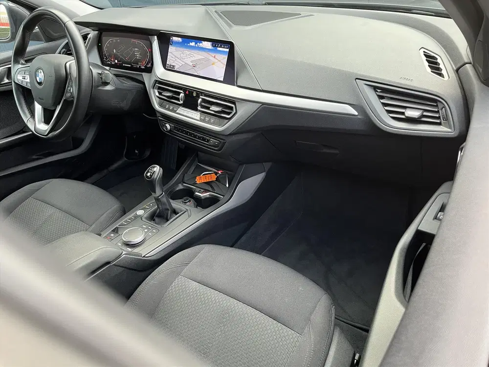 BMW 1-serie 118i 140 PK Executive Edition + NAVI + CLI uit 2020, foto 3