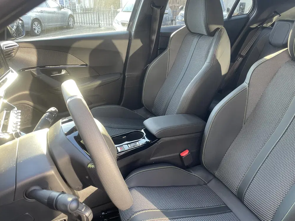 Peugeot 2008 1.2 Hybrid 145 GT uit 2026, foto 14