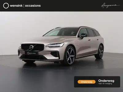 Volvo V60 2.0 T8 Plug-in hybrid AWD Plus Dark uit 2024