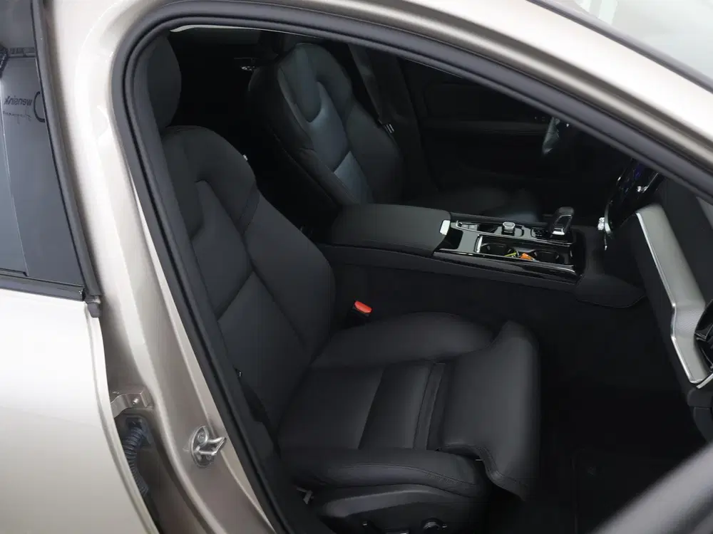 Volvo V60 2.0 T8 Plug-in hybrid AWD Plus Dark uit 2024, foto 11