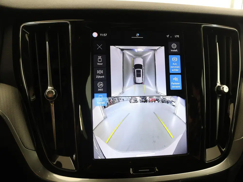 Volvo V60 2.0 T8 Plug-in hybrid AWD Plus Dark uit 2024, foto 15