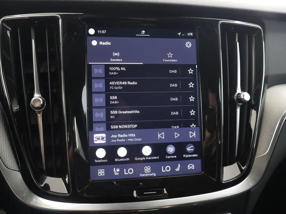Volvo V60 2.0 T8 Plug-in hybrid AWD Plus Dark uit 2024, foto 18