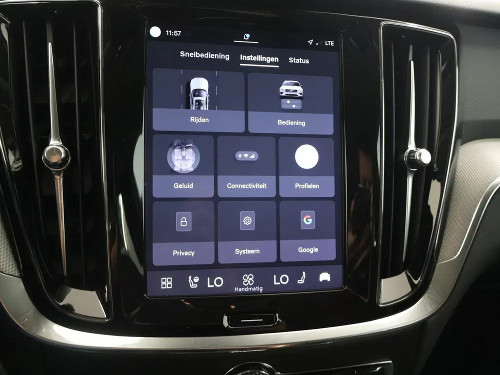 Volvo V60 2.0 T8 Plug-in hybrid AWD Plus Dark uit 2024, foto 19