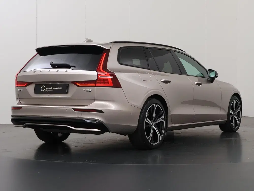 Volvo V60 2.0 T8 Plug-in hybrid AWD Plus Dark uit 2024, foto 2