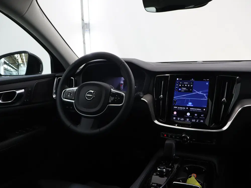 Volvo V60 2.0 T8 Plug-in hybrid AWD Plus Dark uit 2024, foto 9