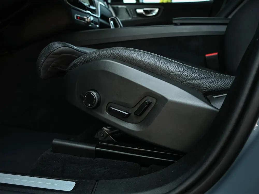 Volvo XC60 2.0 T8 Plug-in hybrid AWD Ultra Black Edit uit 2024, foto 9