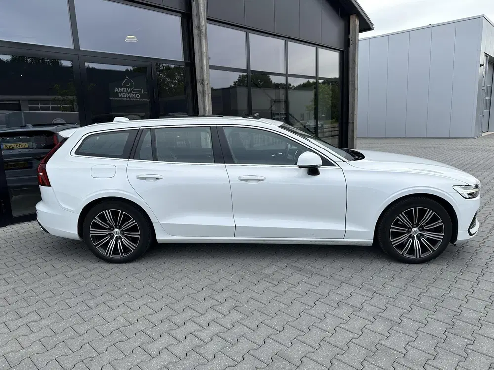 Volvo V60 2.0 B3 Inscription Pano uit 2021, foto 2