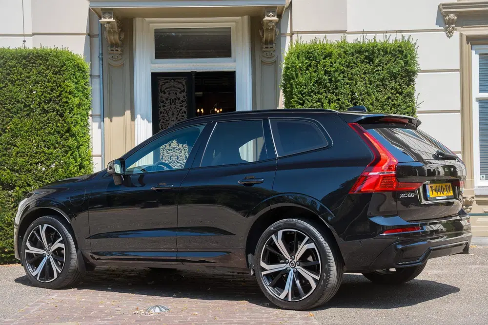 Volvo XC60 2.0 T6 Plug-in hybrid AWD Ultimate Dark TR uit 2023, foto 2