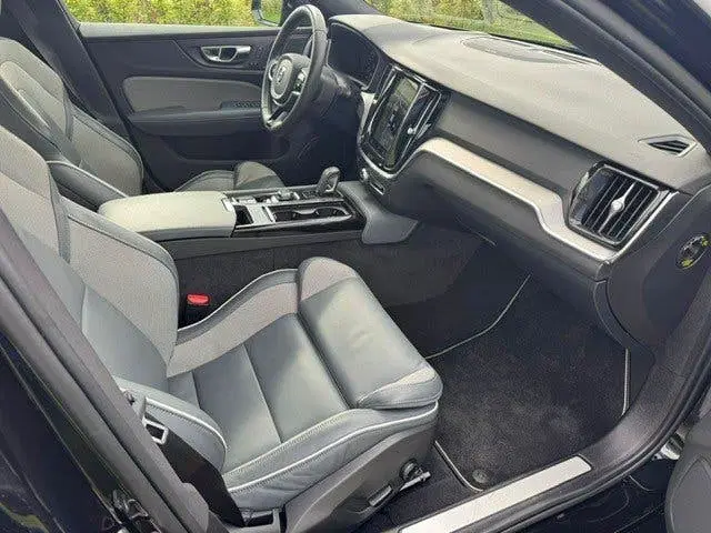 Volvo S60 T8 R Design AWD 340pk Automaat 2021 Zwart uit 2021, foto 10