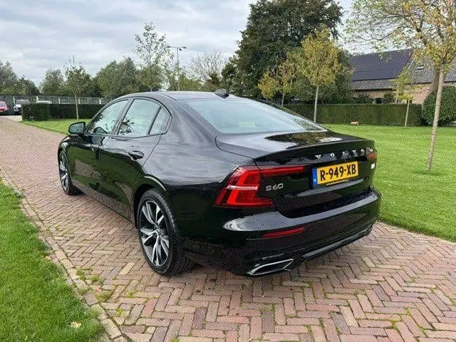 Volvo S60 T8 R Design AWD 340pk Automaat 2021 Zwart uit 2021, foto 5
