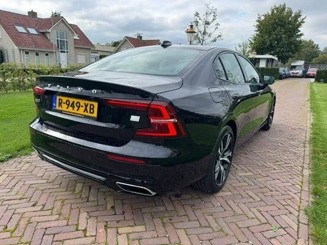 Volvo S60 T8 R Design AWD 340pk Automaat 2021 Zwart uit 2021, foto 6