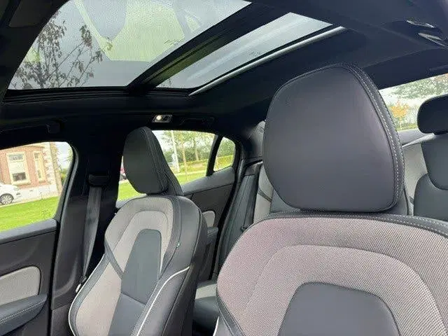 Volvo S60 T8 R Design AWD 340pk Automaat 2021 Zwart uit 2021, foto 9