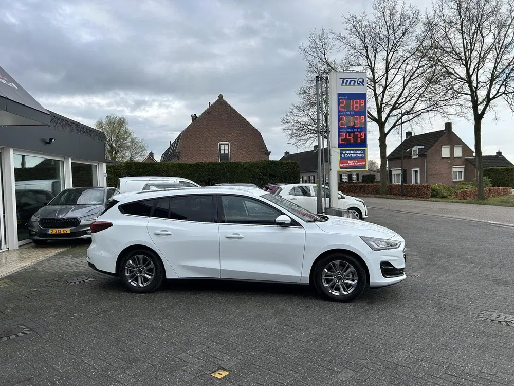 Ford Focus 1.0 EcoBoost Hybrid Titanium uit 2024, foto 3