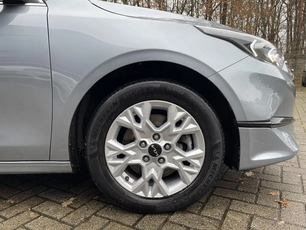 Kia Ceed 1.5 T-GDi DynamicLine Navigatie uit 2023, foto 10