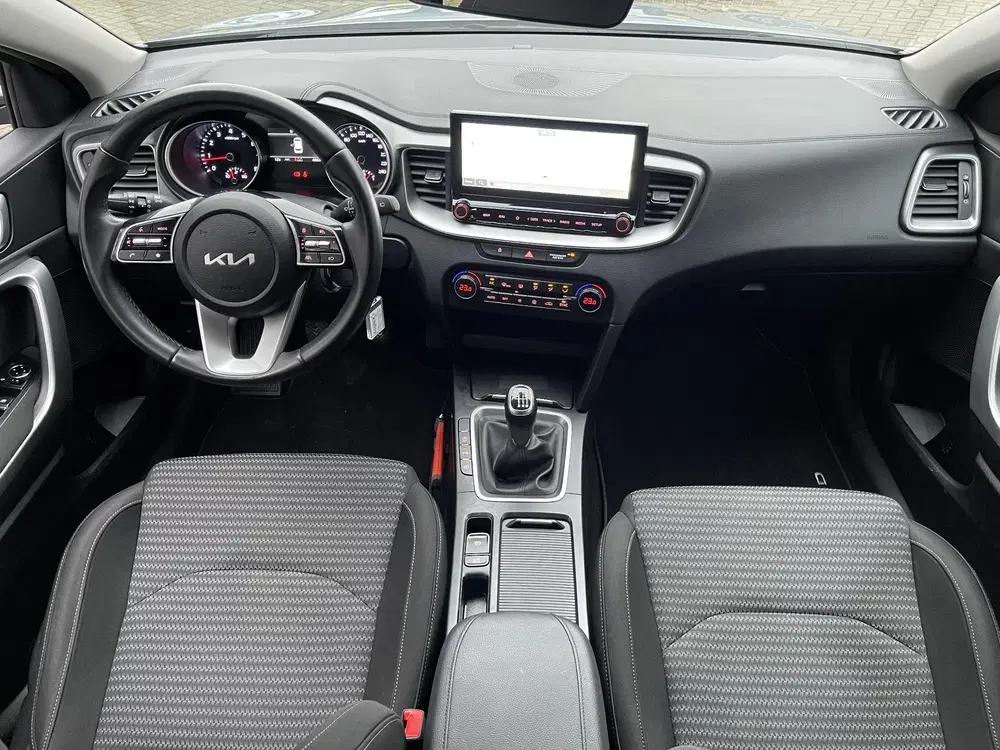 Kia Ceed 1.5 T-GDi DynamicLine Navigatie uit 2023, foto 11
