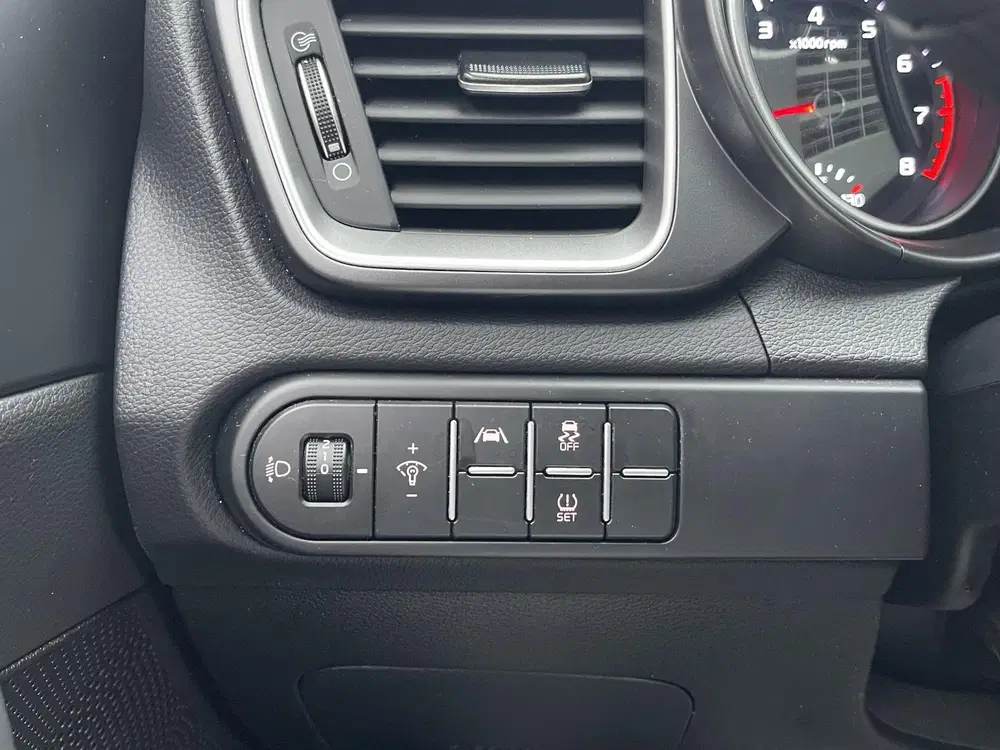 Kia Ceed 1.5 T-GDi DynamicLine Navigatie uit 2023, foto 13