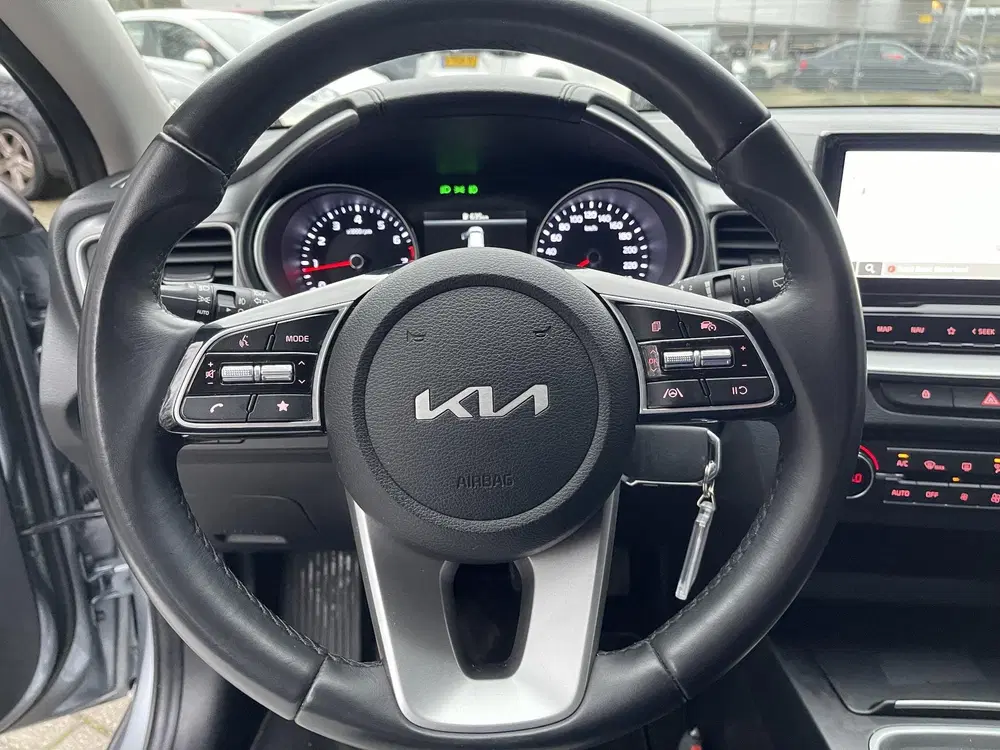 Kia Ceed 1.5 T-GDi DynamicLine Navigatie uit 2023, foto 14