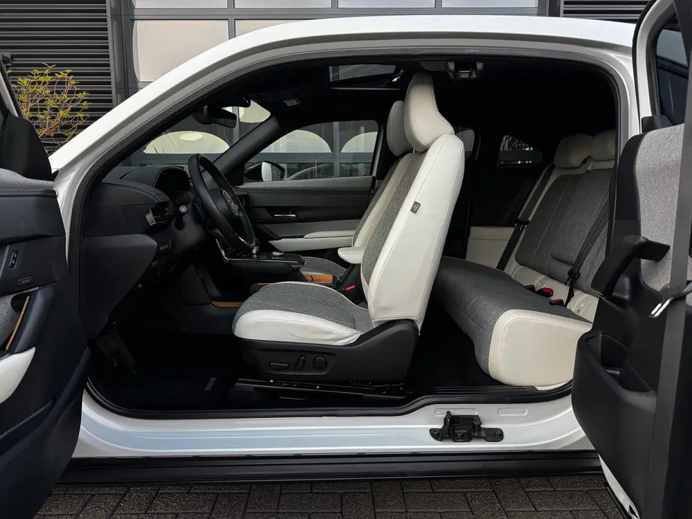 Mazda MX-30 E-SkyActiv 145 Luxury 36 kWh uit 2020, foto 8